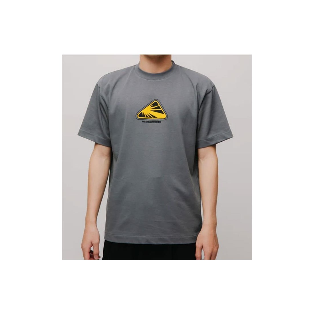 WE ARE NOT FRIENDS STAR TEE GRIS OSCURO
