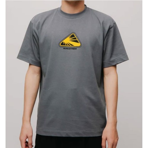 WE ARE NOT FRIENDS STAR TEE GRIS OSCURO