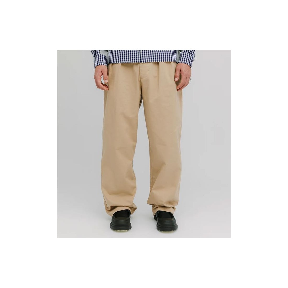 WE ARE NOT FRIENDS PLEAT CHINO BEIGE