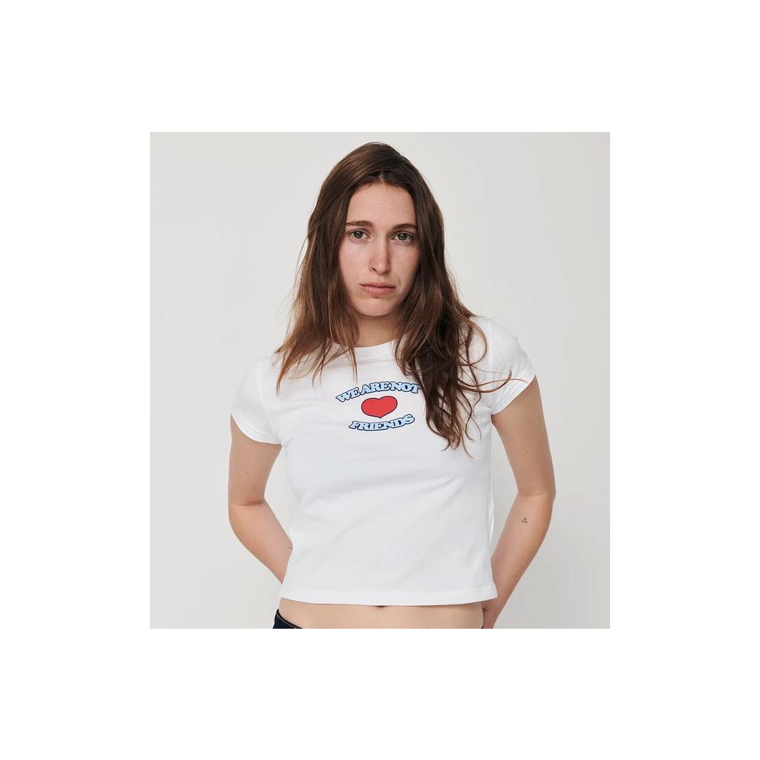 WE ARE NOT FRIENDS W LOVE CROP BLANCO