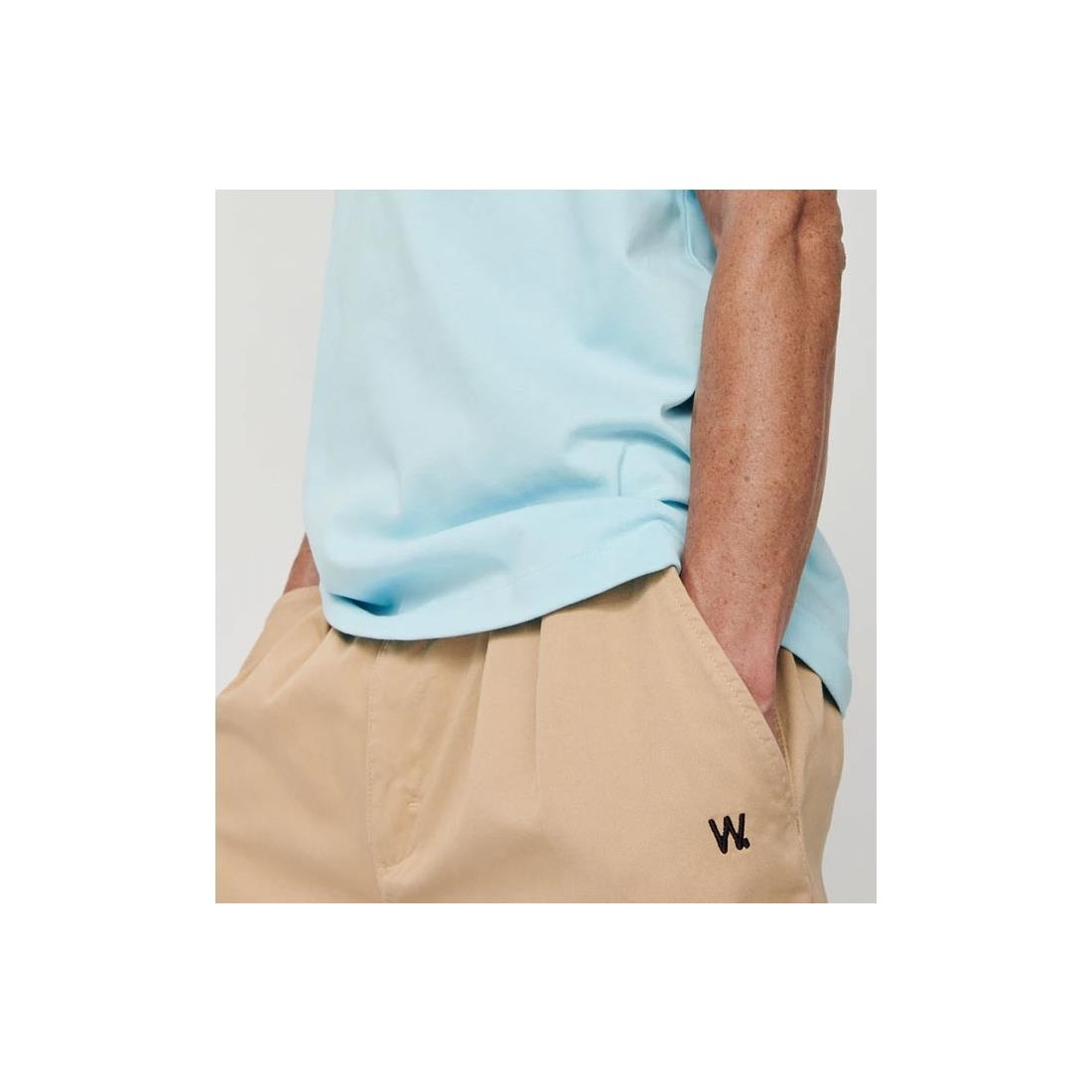 WE ARE NOT FRIENDS PLEAT SHORT BEIGE