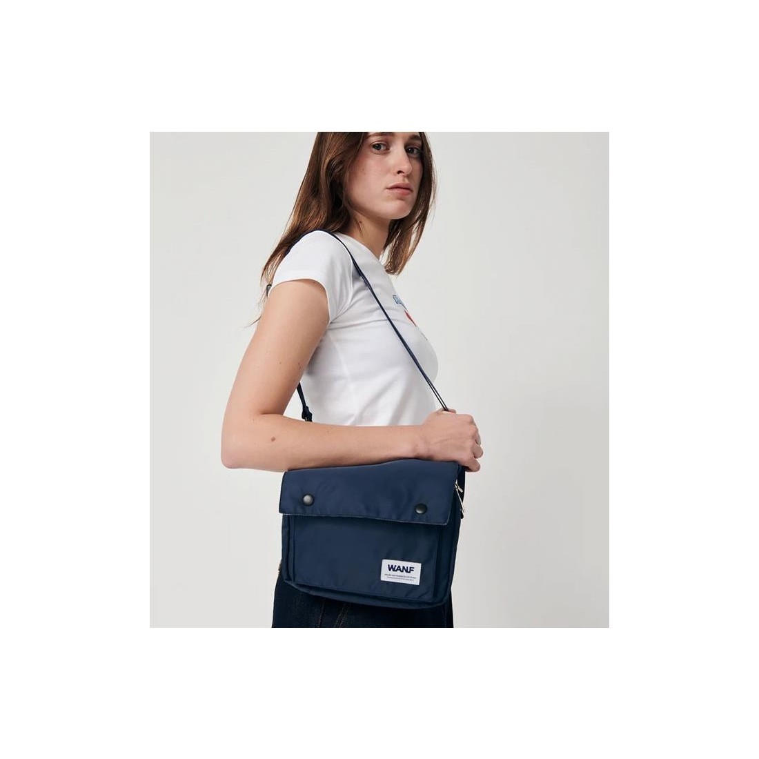 WE ARE NOT FRIENDS CROSS BAG AZUL CLARO