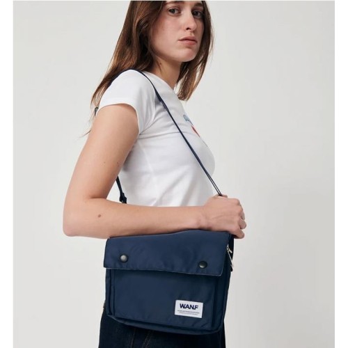 WE ARE NOT FRIENDS CROSS BAG AZUL CLARO
