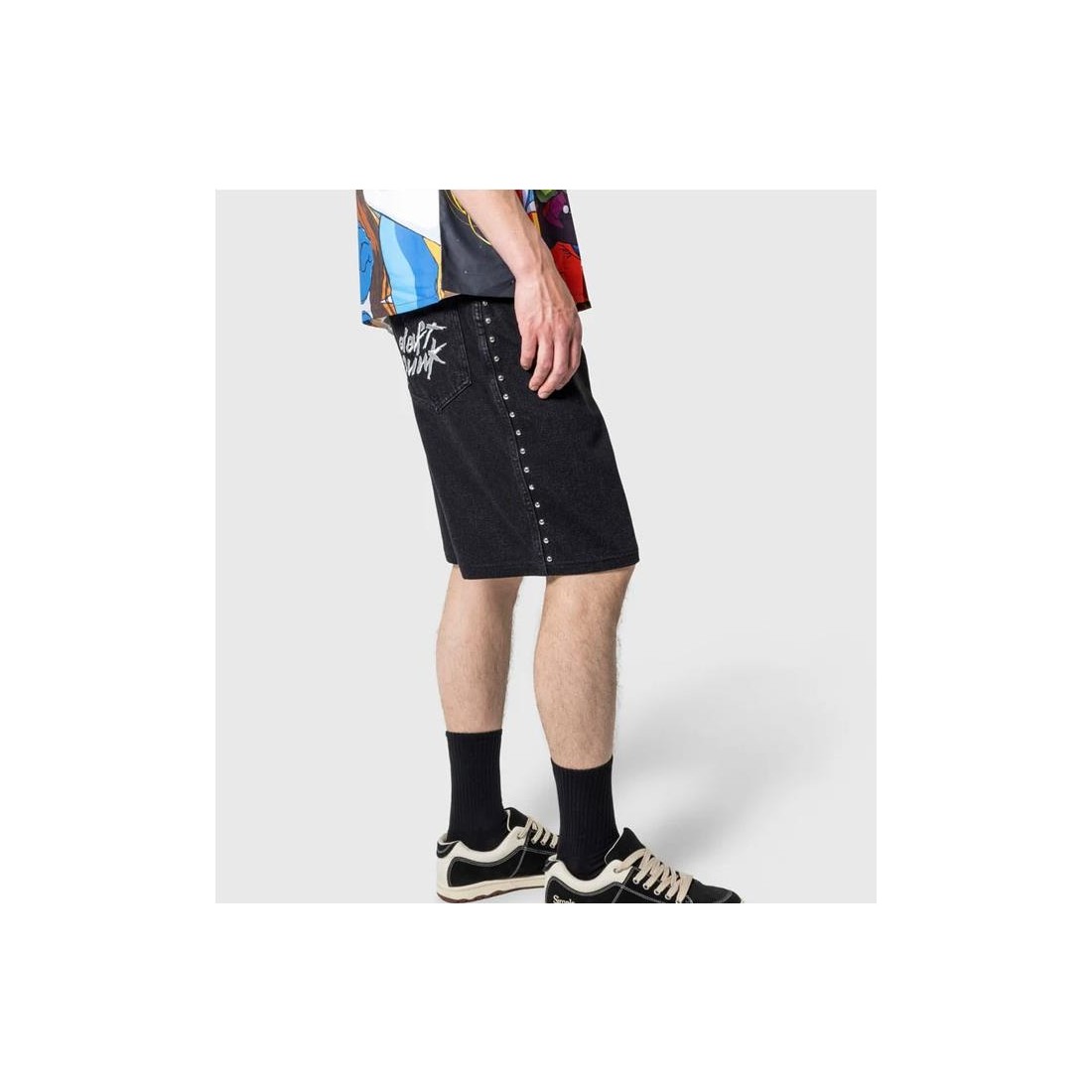 PLEASURES LUCKY STUDDED JORTS NEGRO