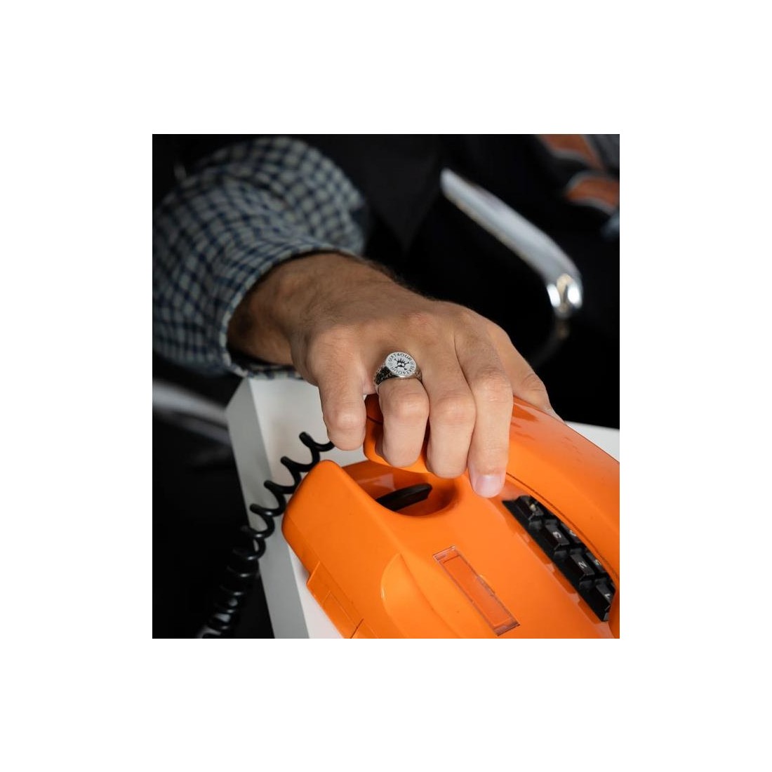 6IXT4OUR DISTRESSD SIGNET PLATA