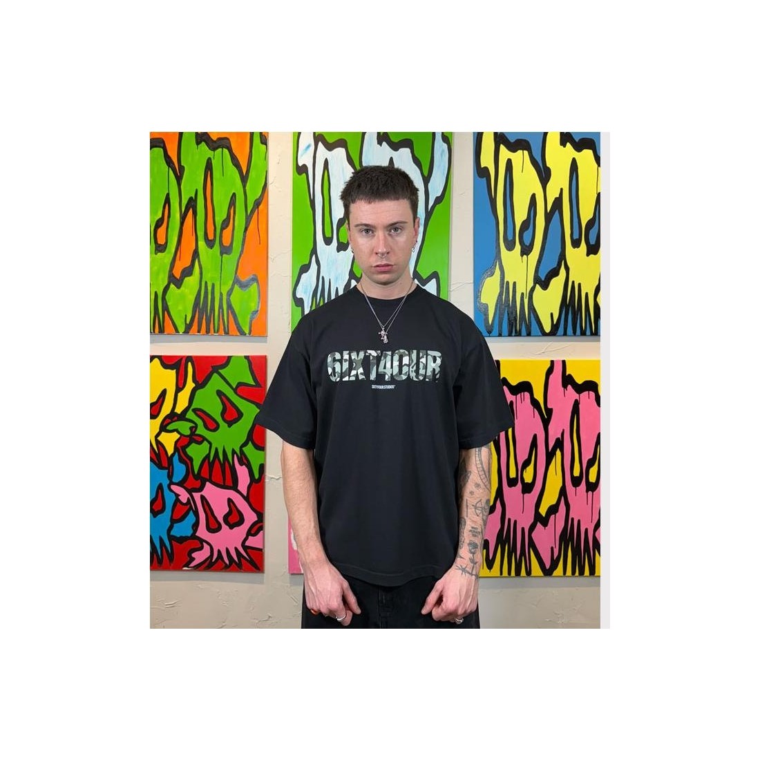 6IXT4OUR GREEN CAMO TEE NEGRO
