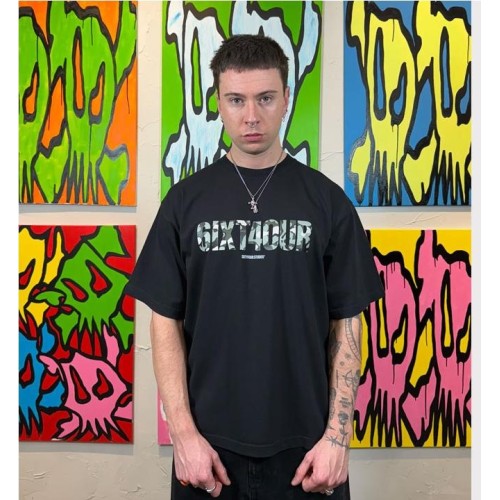 6IXT4OUR GREEN CAMO TEE NEGRO
