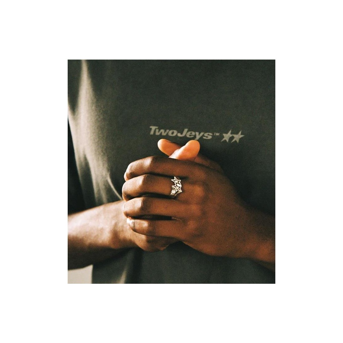 TWOJEYS TILTED ICON RING PLATA