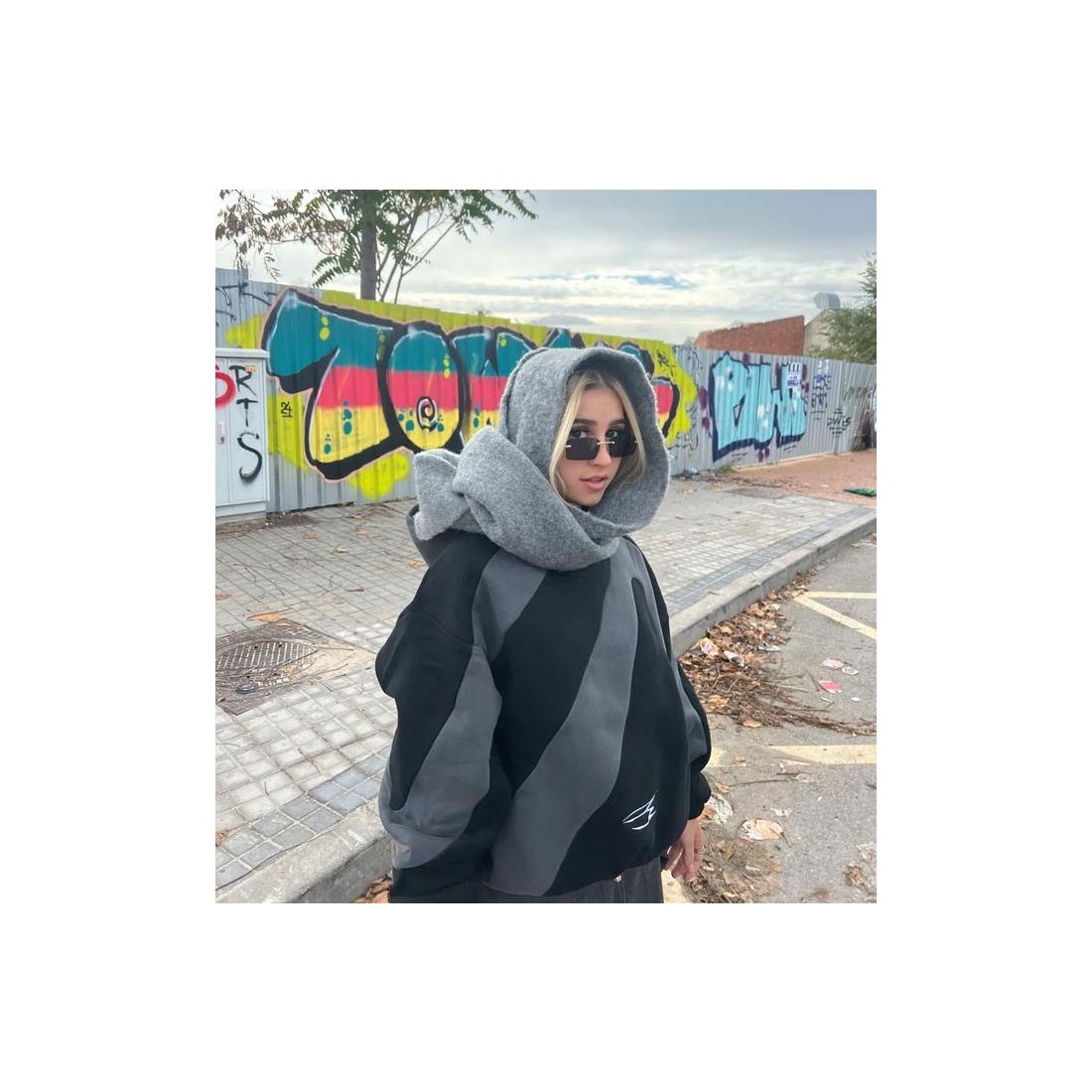 NOEMOTIONS BHOTY HOODIE NEGRO