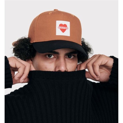 WE ARE NOT FRIENDS HEART CAP BLANCO