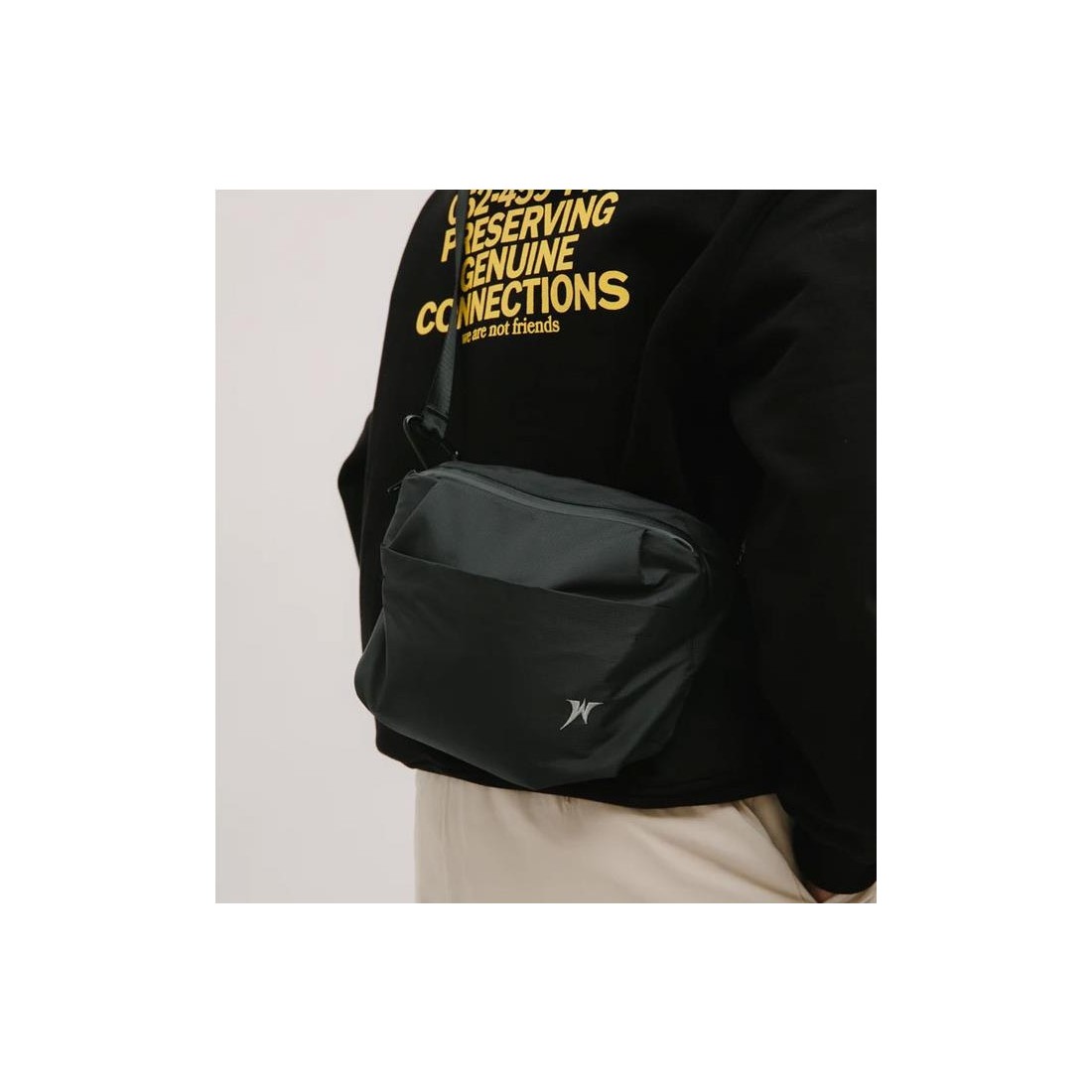 WE ARE NOT FRIENDS TRAVEL BAG NEGRO
