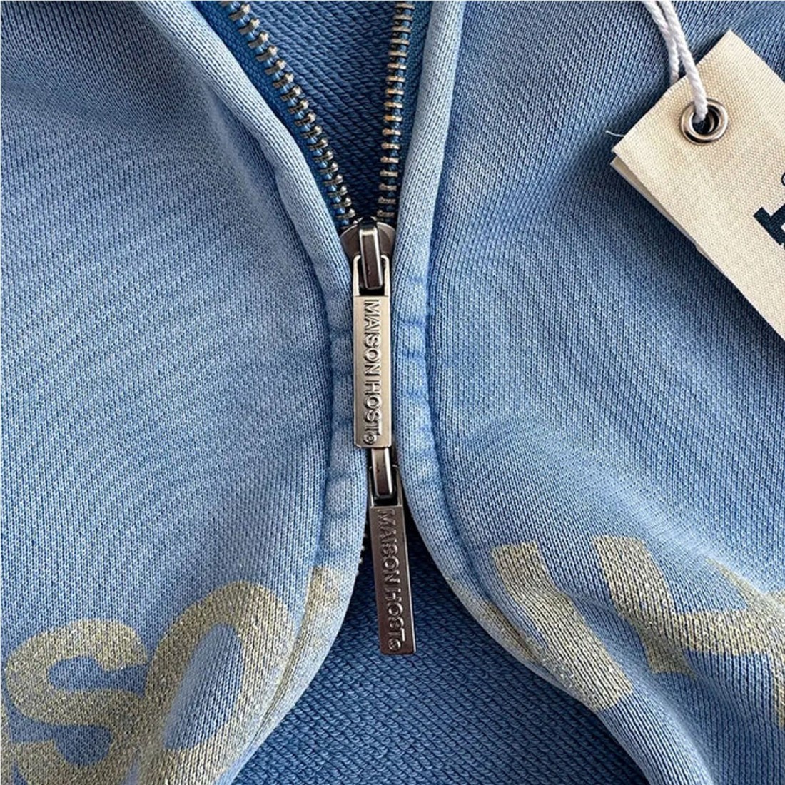 MAISON HOST ERODE ZIPPED HOOD AZUL CLARO
