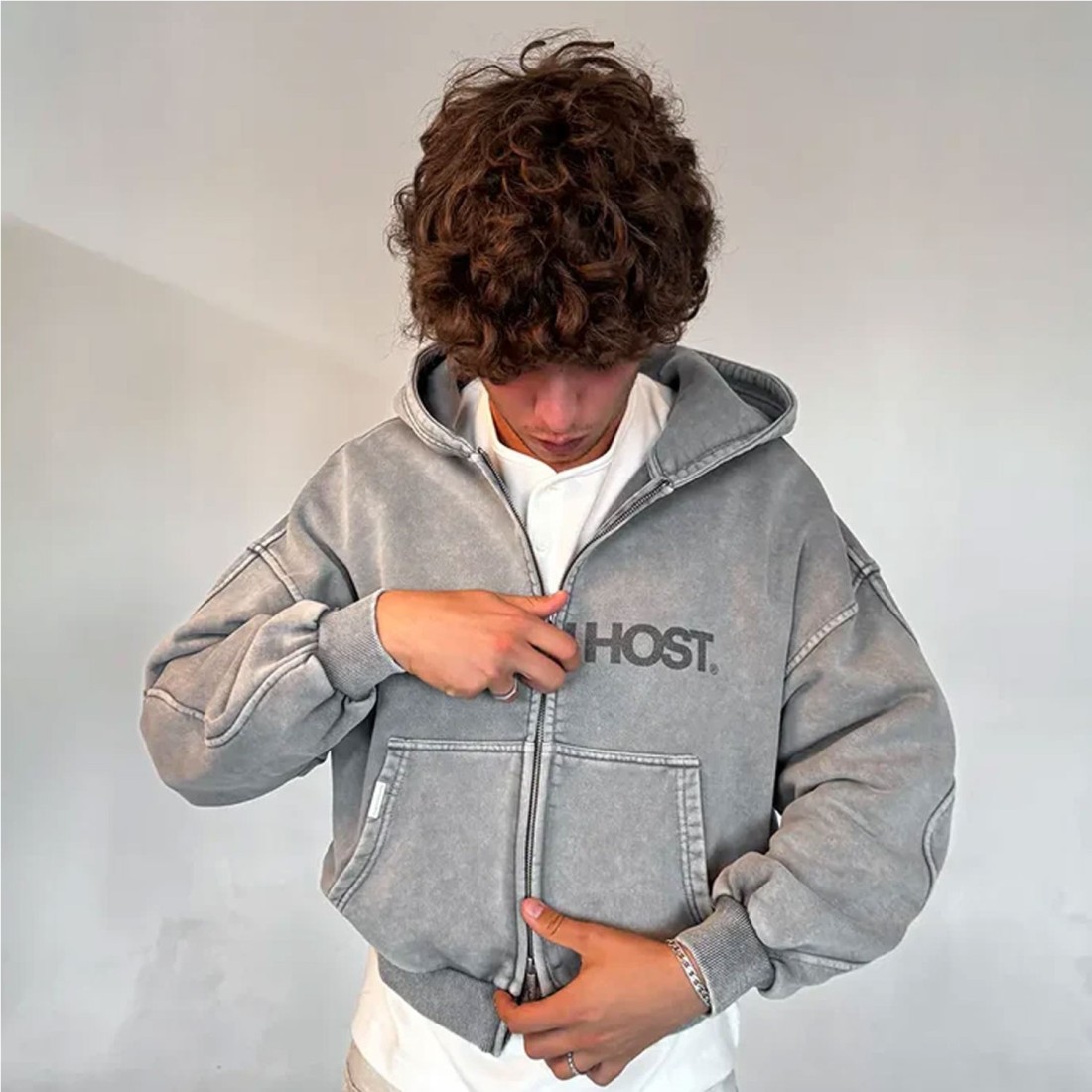 MAISON HOST ERODE ZIPPED HOOD GRIS