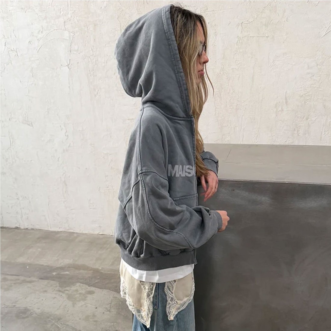 MAISON HOST ERODE ZIPPED HOOD GRIS OSCURO