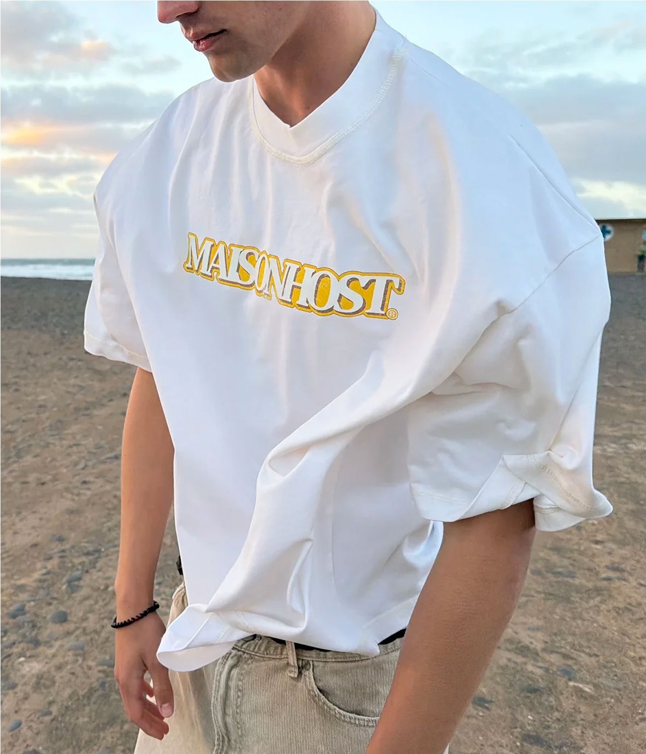 MAISON HOST RETRO LETTERNG TEE