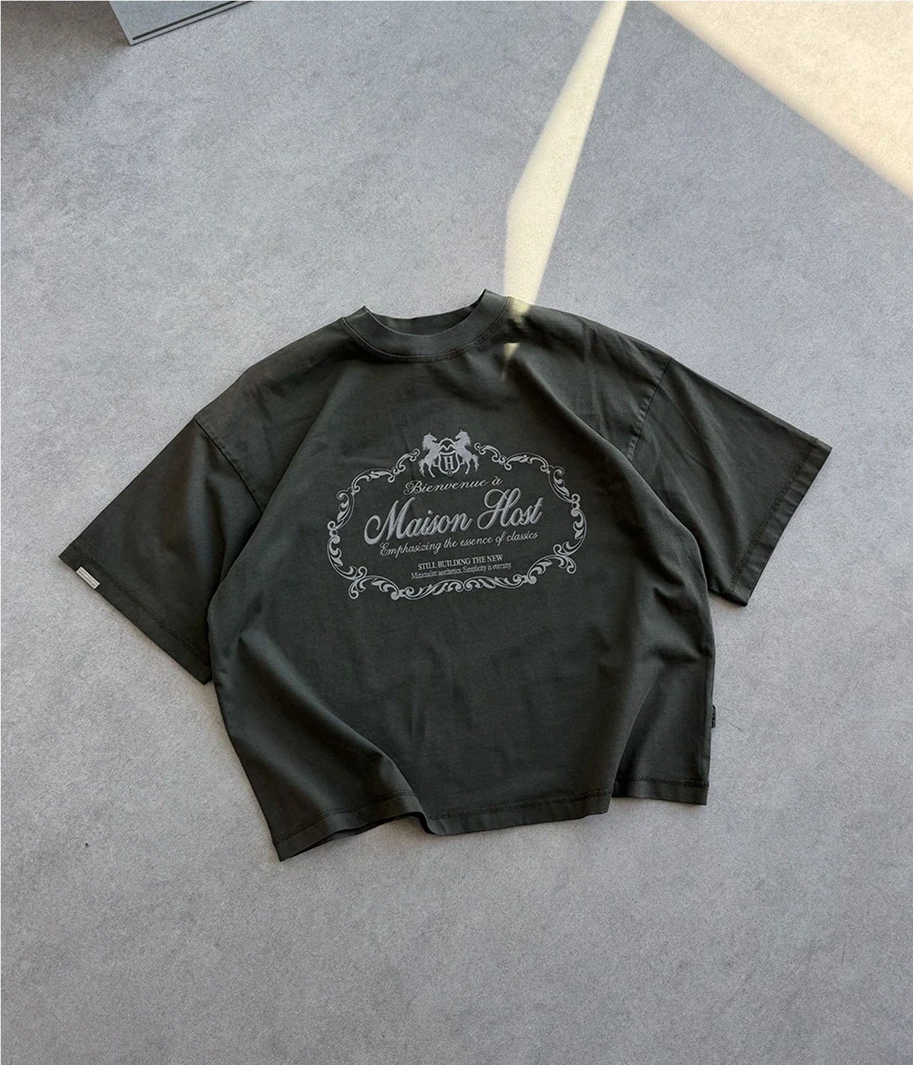 MAISON HOST BIENVENUE TEE