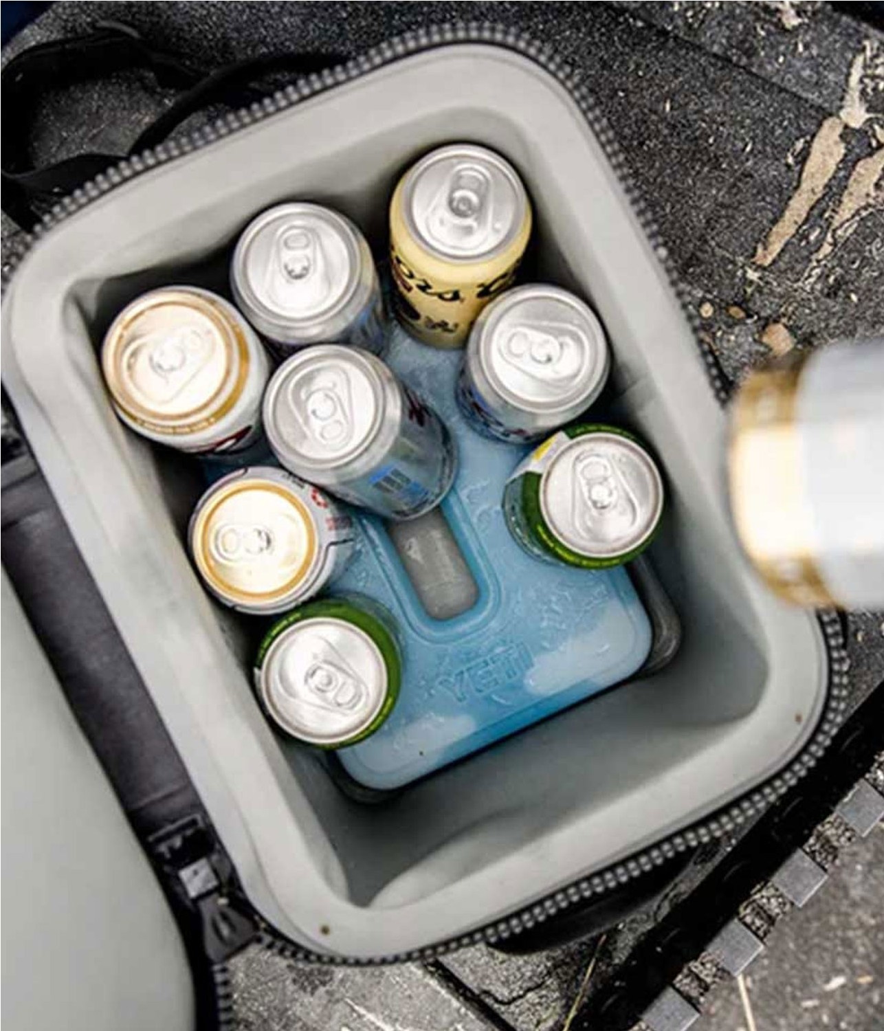 YETI ICE SHEET MEDIUM